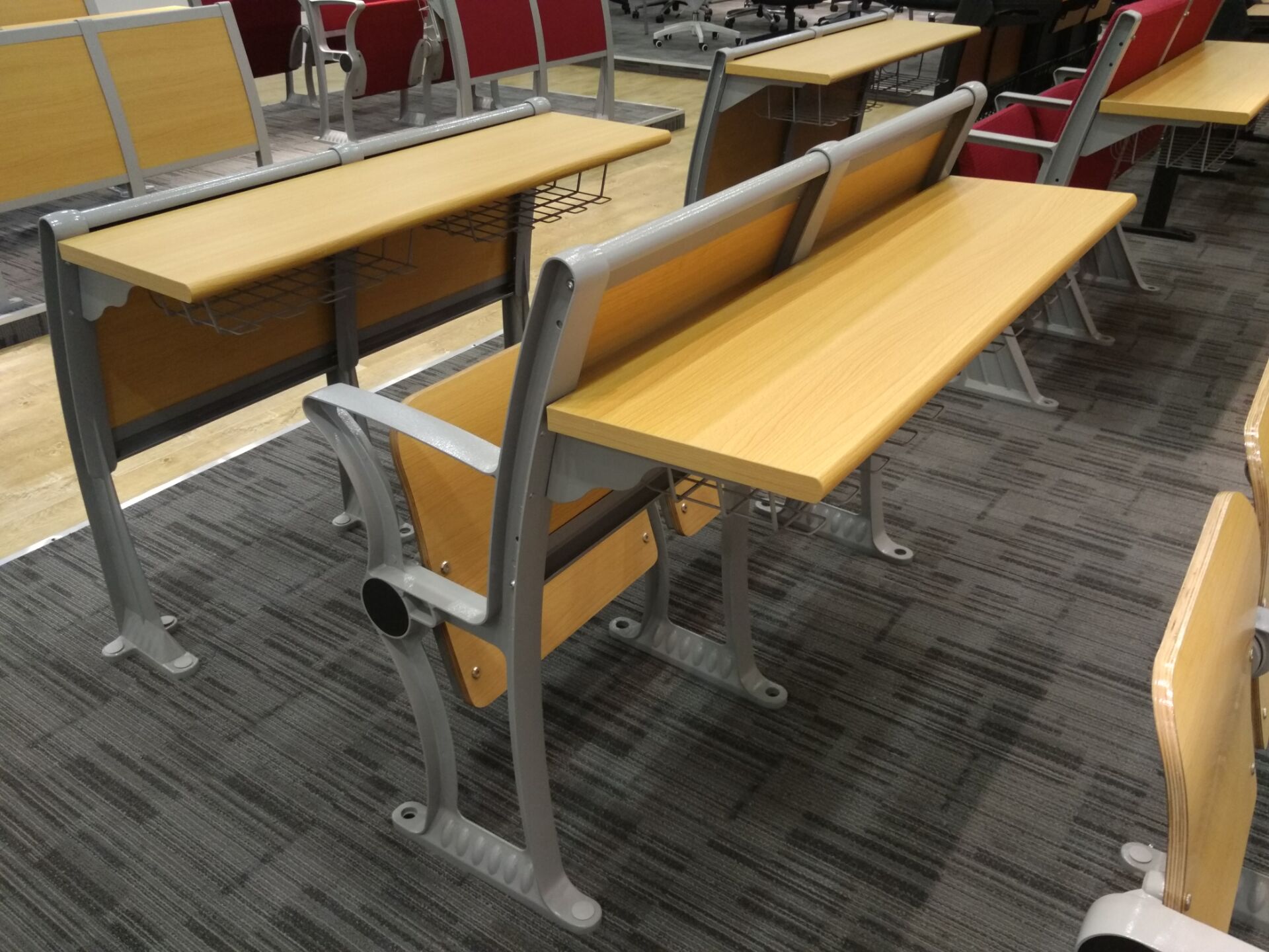 供應(yīng)階梯課桌椅、階梯桌椅、大學(xué)課桌椅