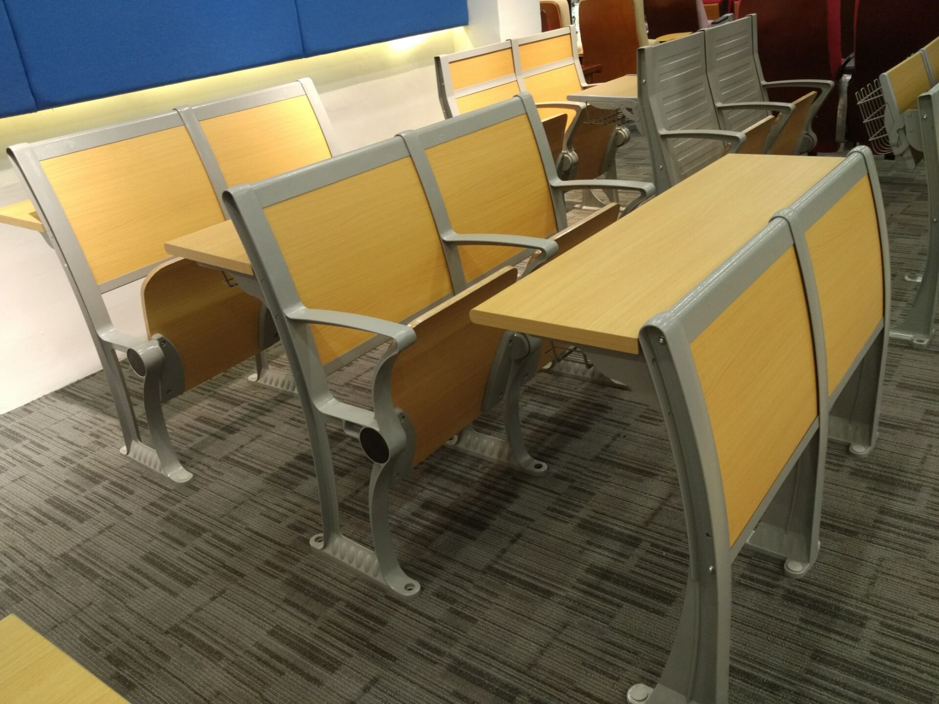 供應(yīng)階梯課桌椅、階梯桌椅、大學(xué)課桌椅