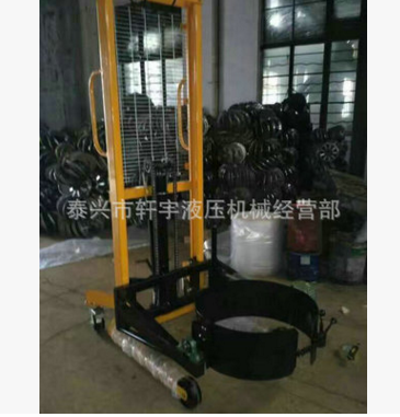 圓桶升高翻轉(zhuǎn)車 圓桶搬運(yùn)裝卸翻轉(zhuǎn)車 手動(dòng)液壓油桶倒料翻轉(zhuǎn)車批發(fā)