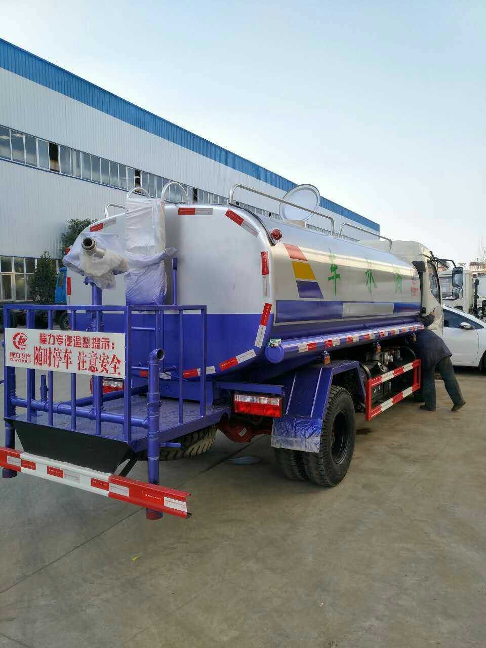 二手帶新車5方灑水車大量現(xiàn)車廠家*搶購(gòu)灑水車專賣