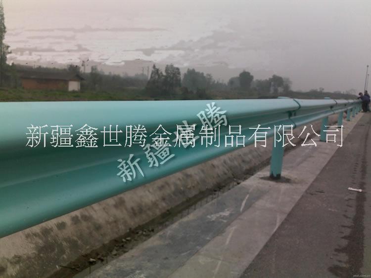 新疆波形護(hù)欄板 烏魯木齊高速公路防撞護(hù)欄 山區(qū)盤山防護(hù)欄桿