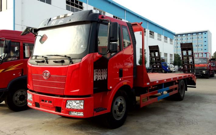 解放單橋15噸挖機(jī)平板運(yùn)輸車(chē)  國(guó)五解放單橋拖板車(chē)報(bào)價(jià) 可以拉150挖機(jī)的解放運(yùn)輸車(chē)