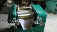 實(shí)驗(yàn)室色漿涂料膏體顏料三輥機(jī)S70三輥研磨機(jī)實(shí)驗(yàn)室研磨機(jī)
