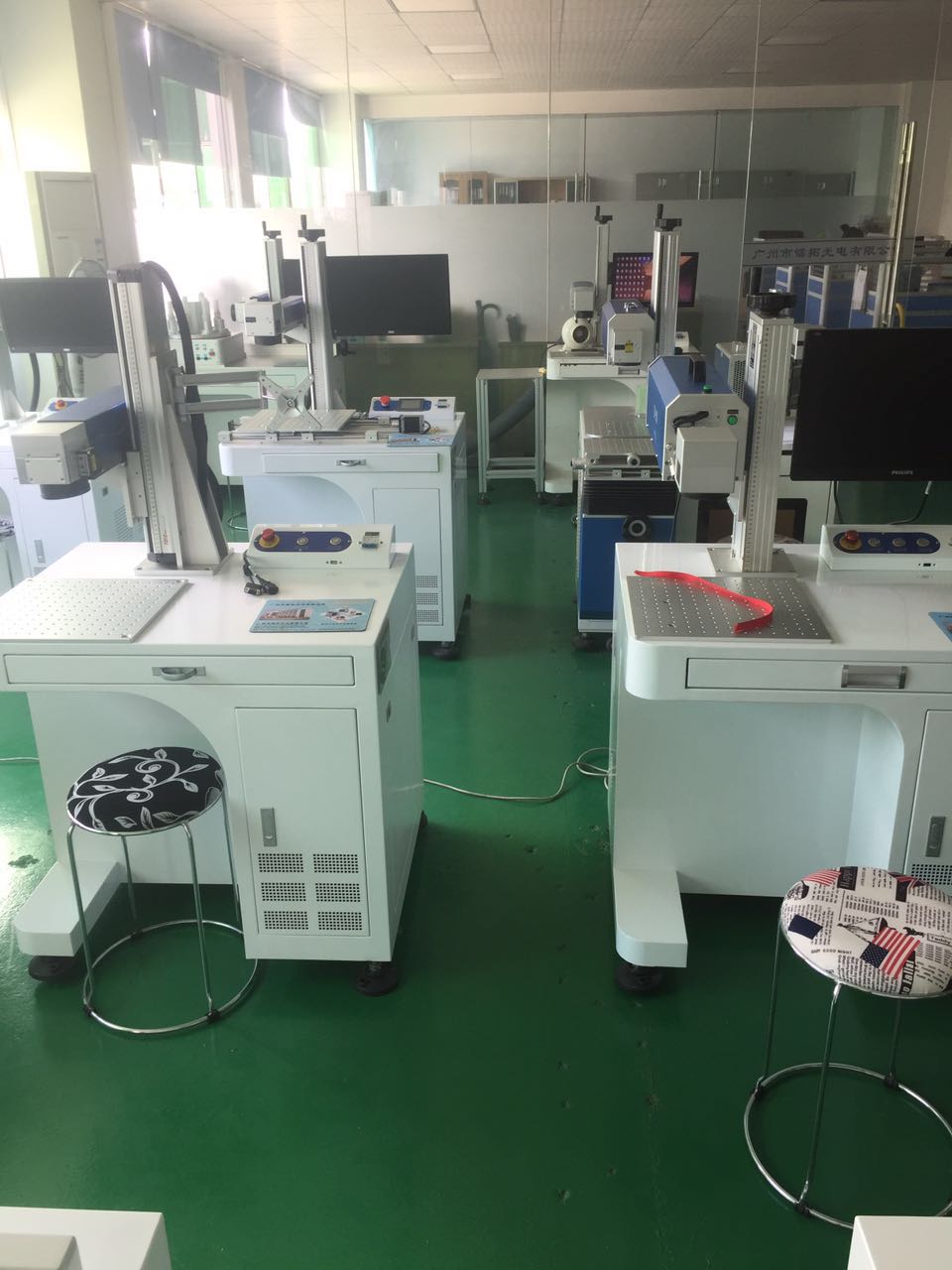 飛行二氧化碳激光機   在線移動打印  logo編號日期標(biāo)刻