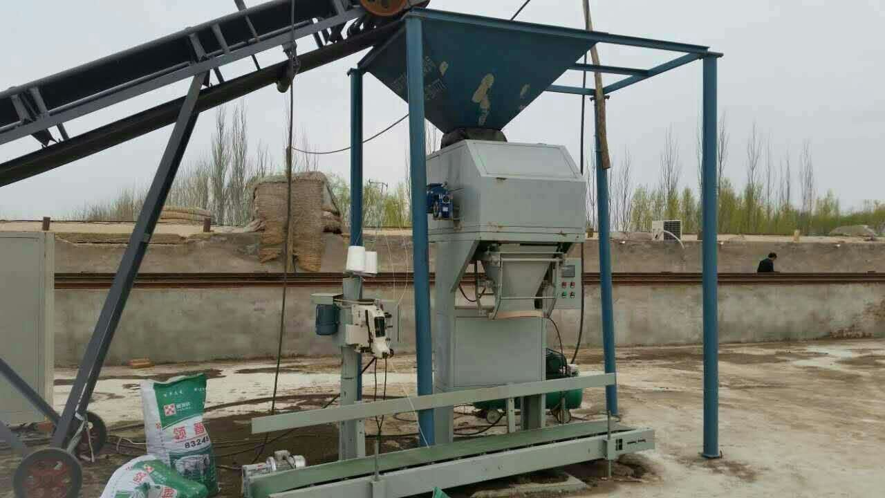 有機(jī)肥設(shè)備自動(dòng)包裝機(jī)多少錢？