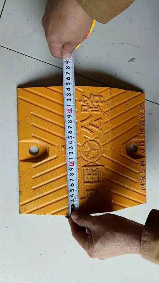 高強(qiáng)度橡膠減速帶分為鑄鋼和橡膠材料兩種，*，抗壓橡膠，廠家直銷(xiāo)