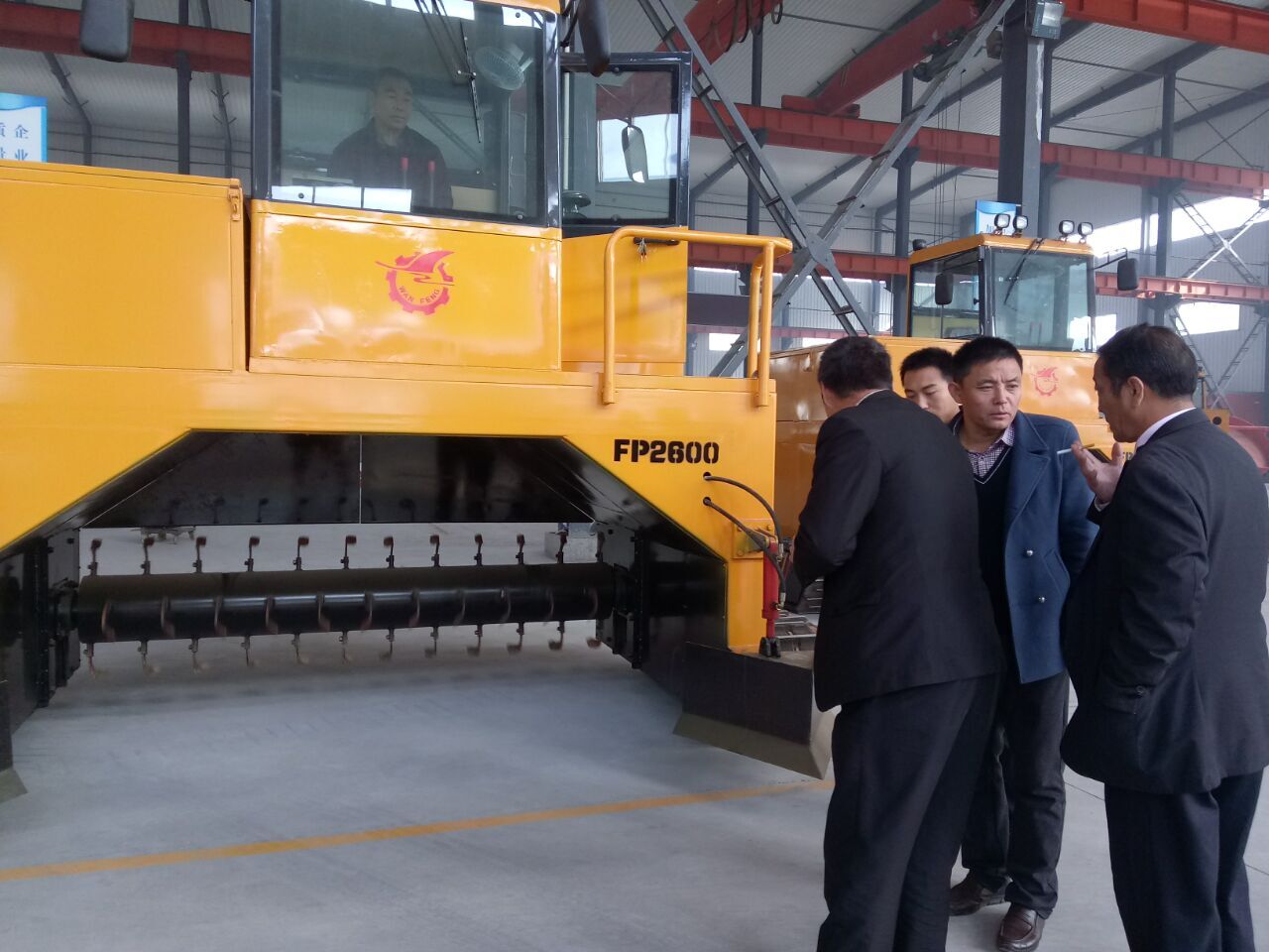 有機肥生產(chǎn)自走式履帶翻拋機翻堆機設備