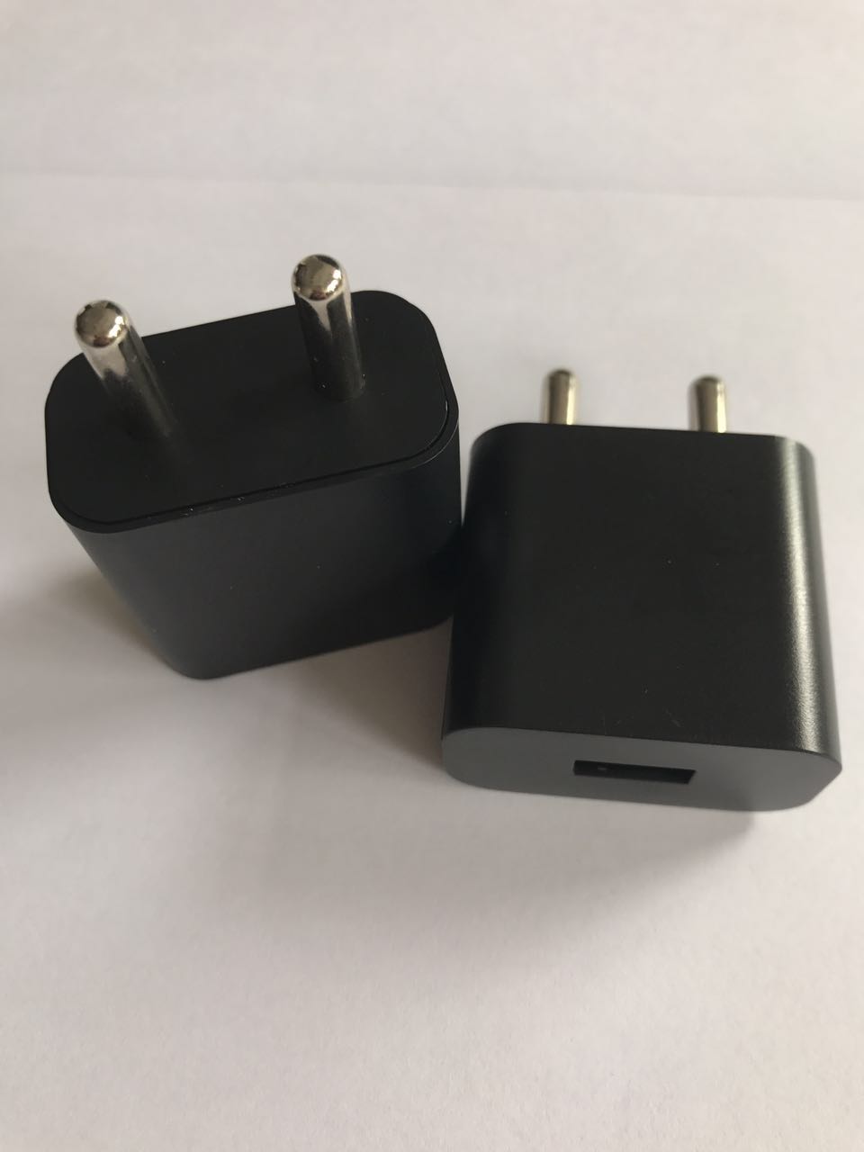 廠家直銷5V2A印度規(guī)充電器 流線型設(shè)計