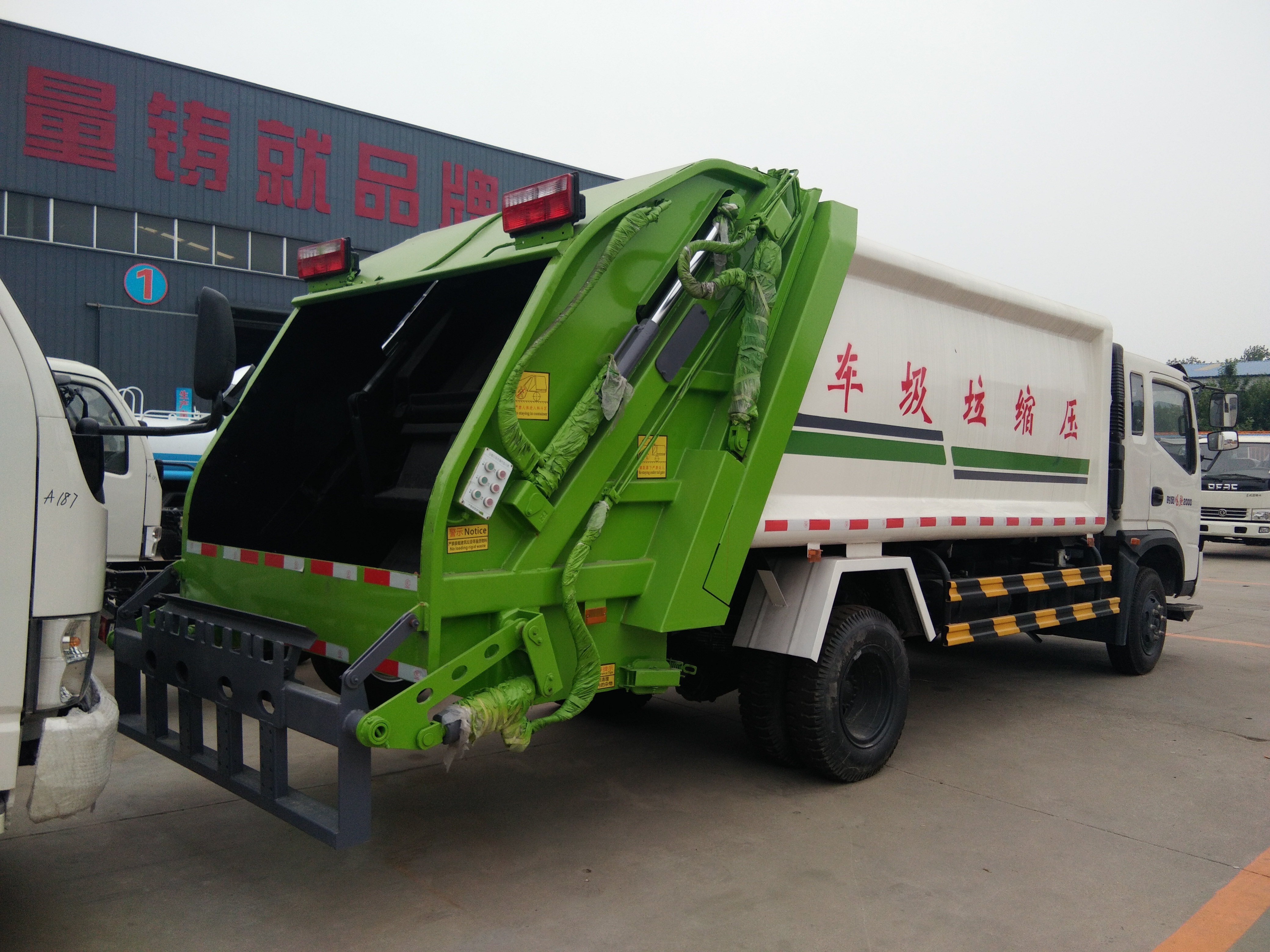 廠家自銷二手兼全新壓縮式垃圾車價(jià)格實(shí)惠質(zhì)量尚佳