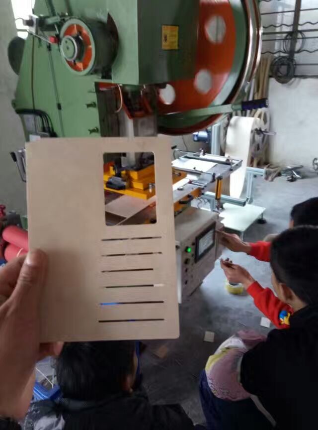 供應(yīng)人造皮革材料自動裁斷機