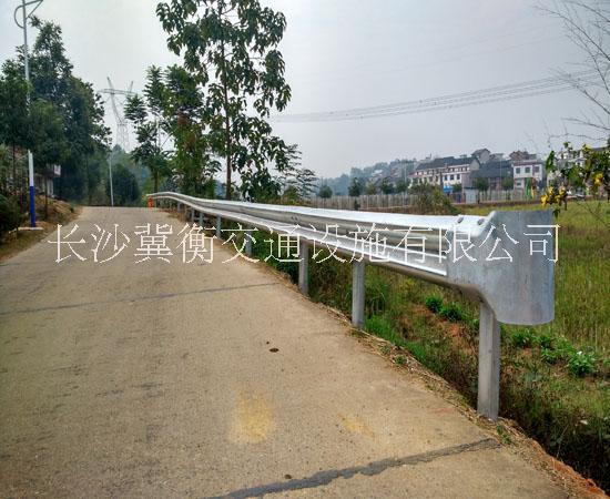 湖南長(zhǎng)沙波形護(hù)欄廠家