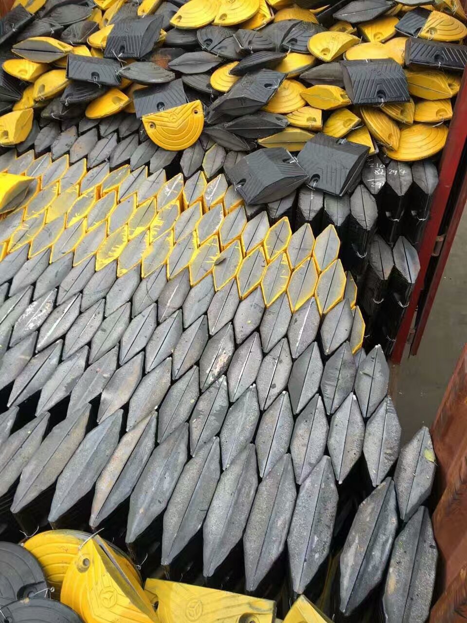 供應(yīng)湖南減速帶