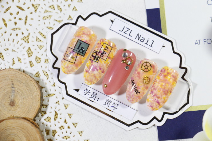 學(xué)美甲推薦到泉州君子蘭美甲學(xué)校