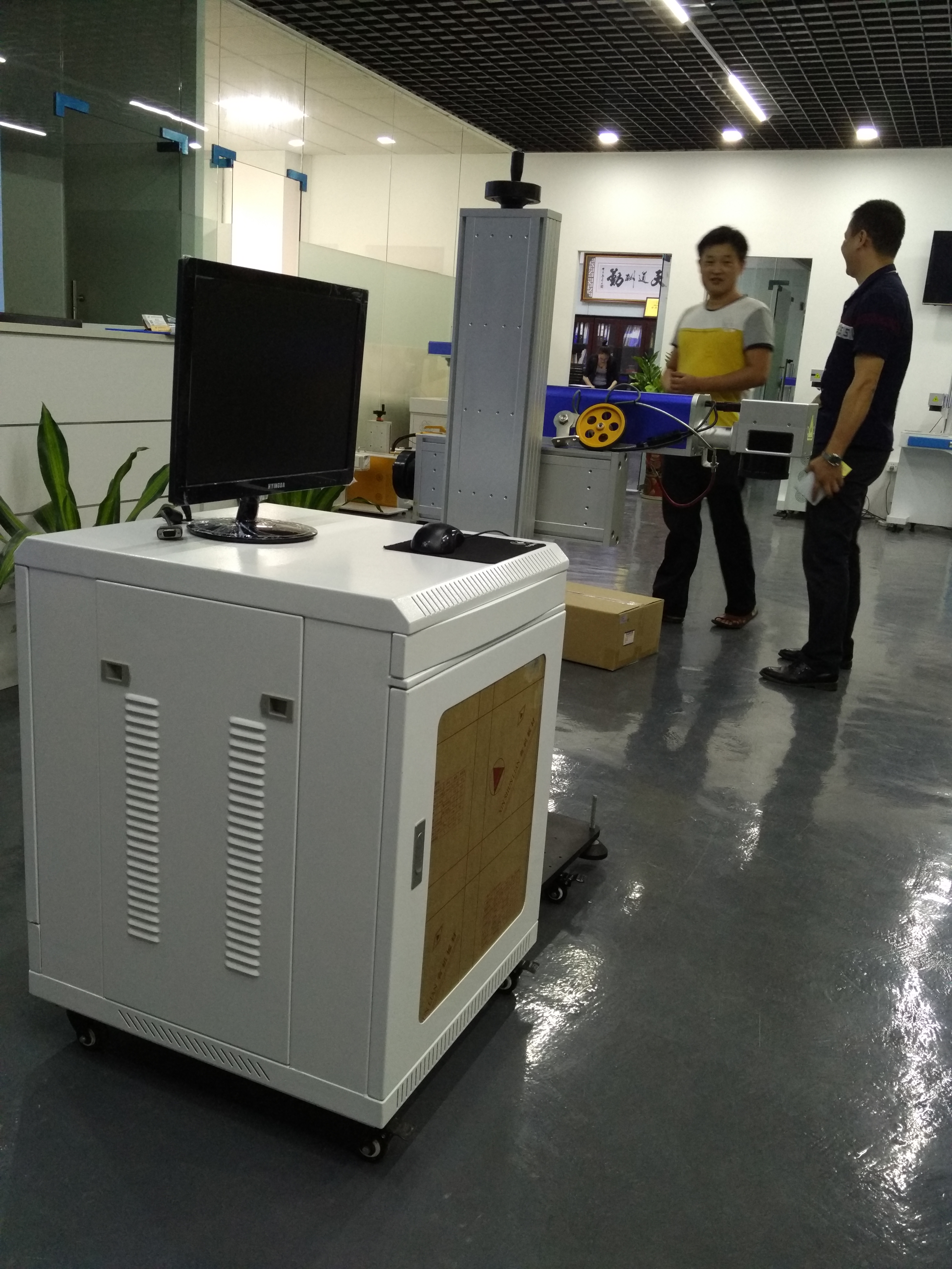 飛行激光打標(biāo)機 在線飛行激光打標(biāo)機   激光切割機   激光雕刻機