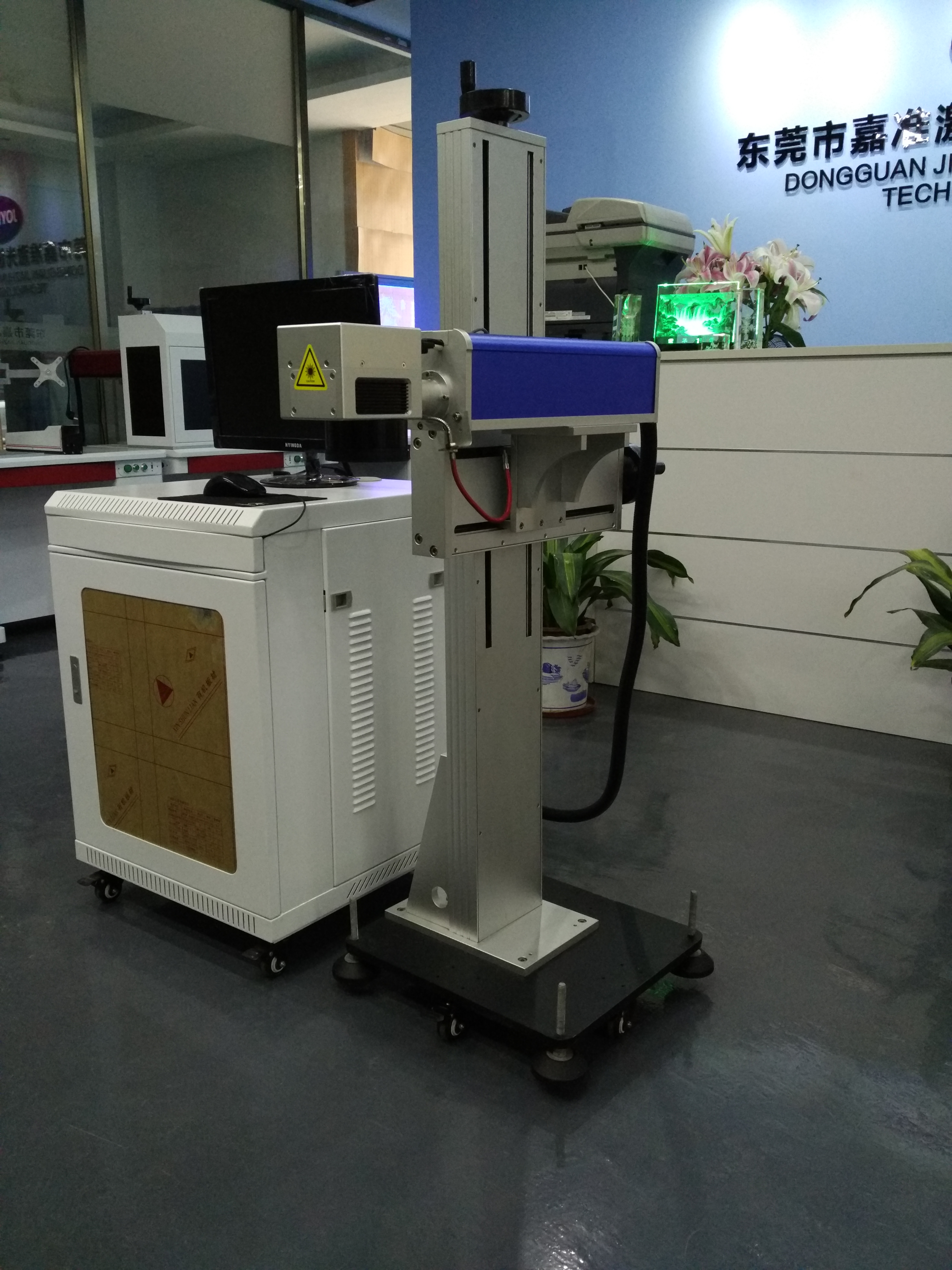飛行激光打標(biāo)機 在線飛行激光打標(biāo)機   激光切割機   激光雕刻機