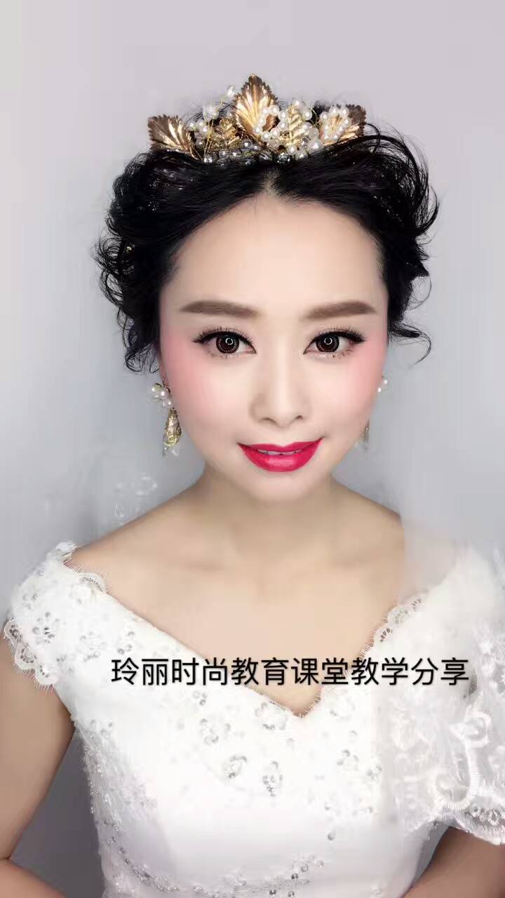 化妝師工資一般多少？玲麗彩妝培訓(xùn) 美甲紋繡培訓(xùn)學(xué)校 *