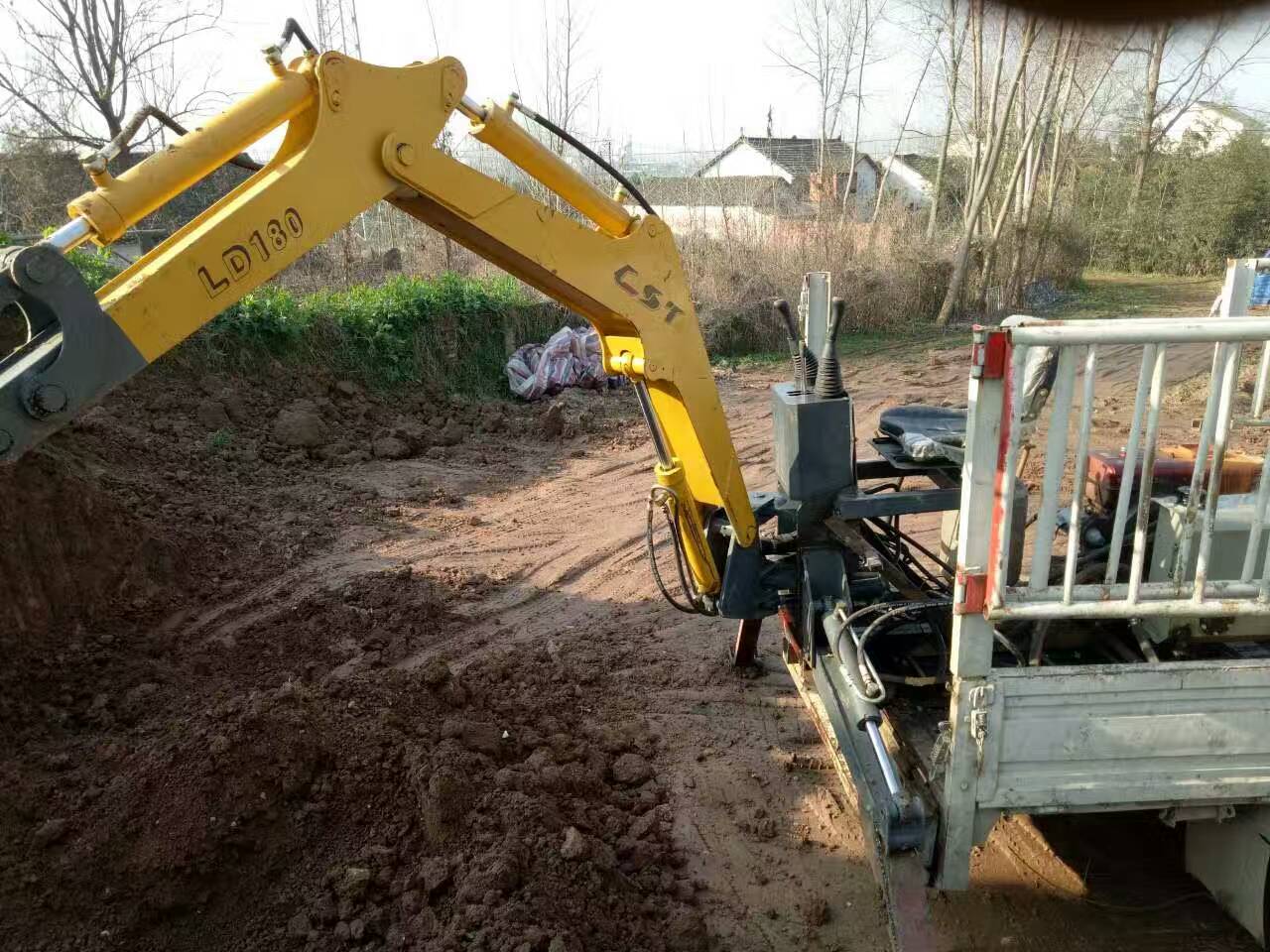 山東泰安拖拉機改裝挖掘機@定做挖掘機大臂的廠家@怎么改裝挖掘機