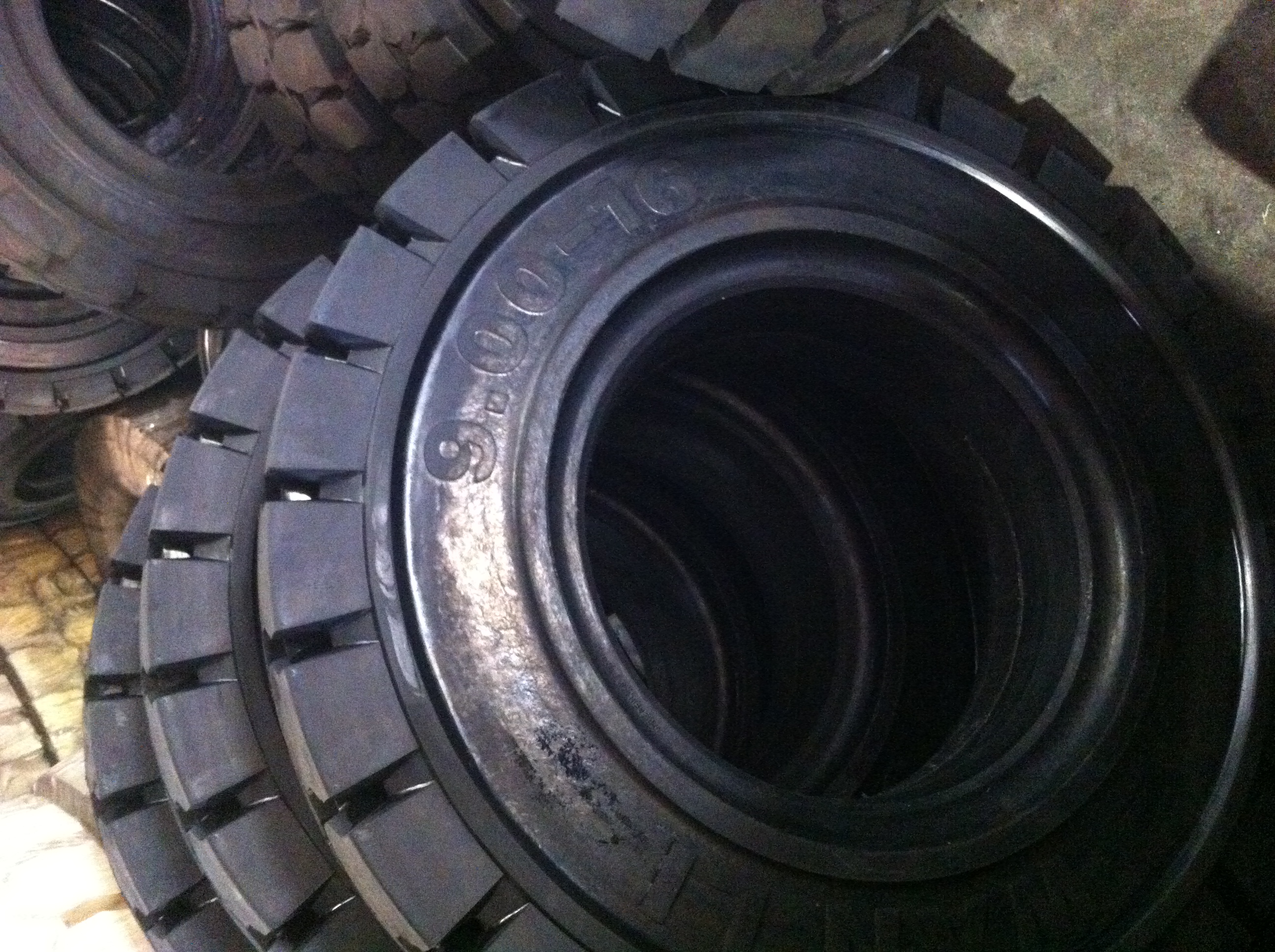 900-20叉車輪胎 _實(shí)心輪胎9.00-20