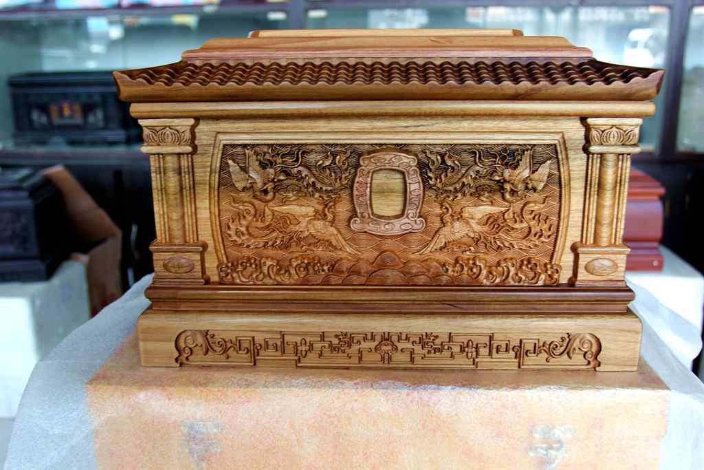 河北內(nèi)雕骨灰盒批發(fā) 鳳御閣骨灰盒棺材 *金絲楠木實(shí)木喪葬用品廠家直發(fā) 內(nèi)雕骨灰盒