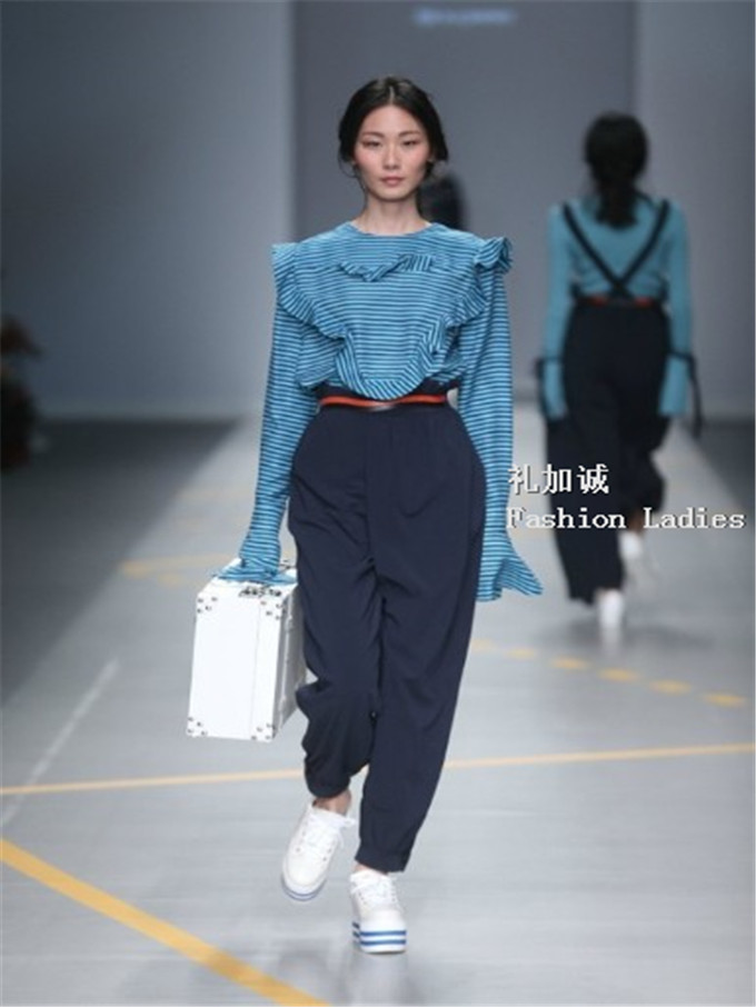十二籃女裝折扣品牌批發(fā)推薦廣州明浩品牌服裝尾貨