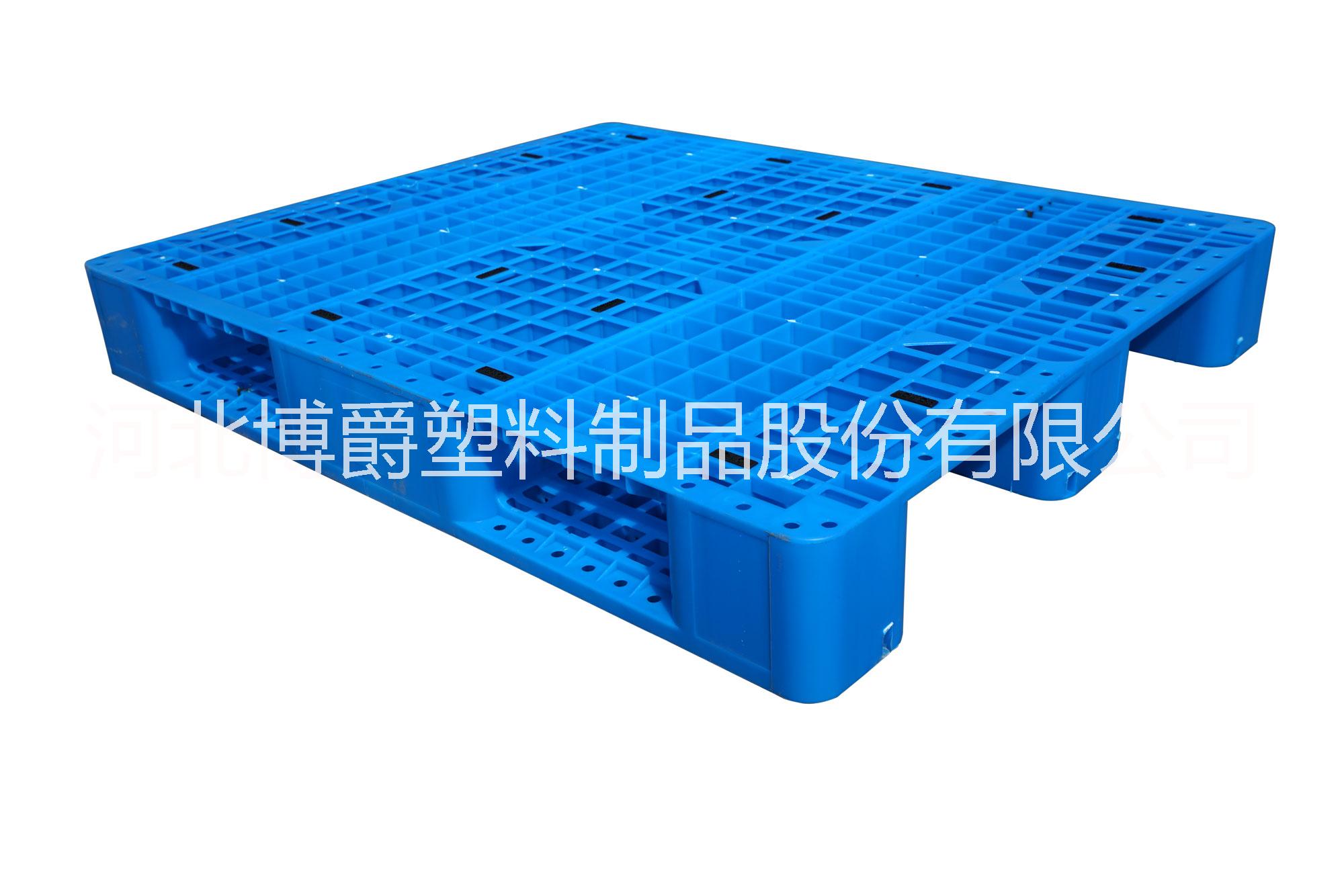 叉車塑料托盤，重慶塑料托盤廠家直銷，外觀精美價格美麗，質(zhì)量更是沒得說好的不得了，單面塑料托盤，雙面塑料托盤應(yīng)有盡有