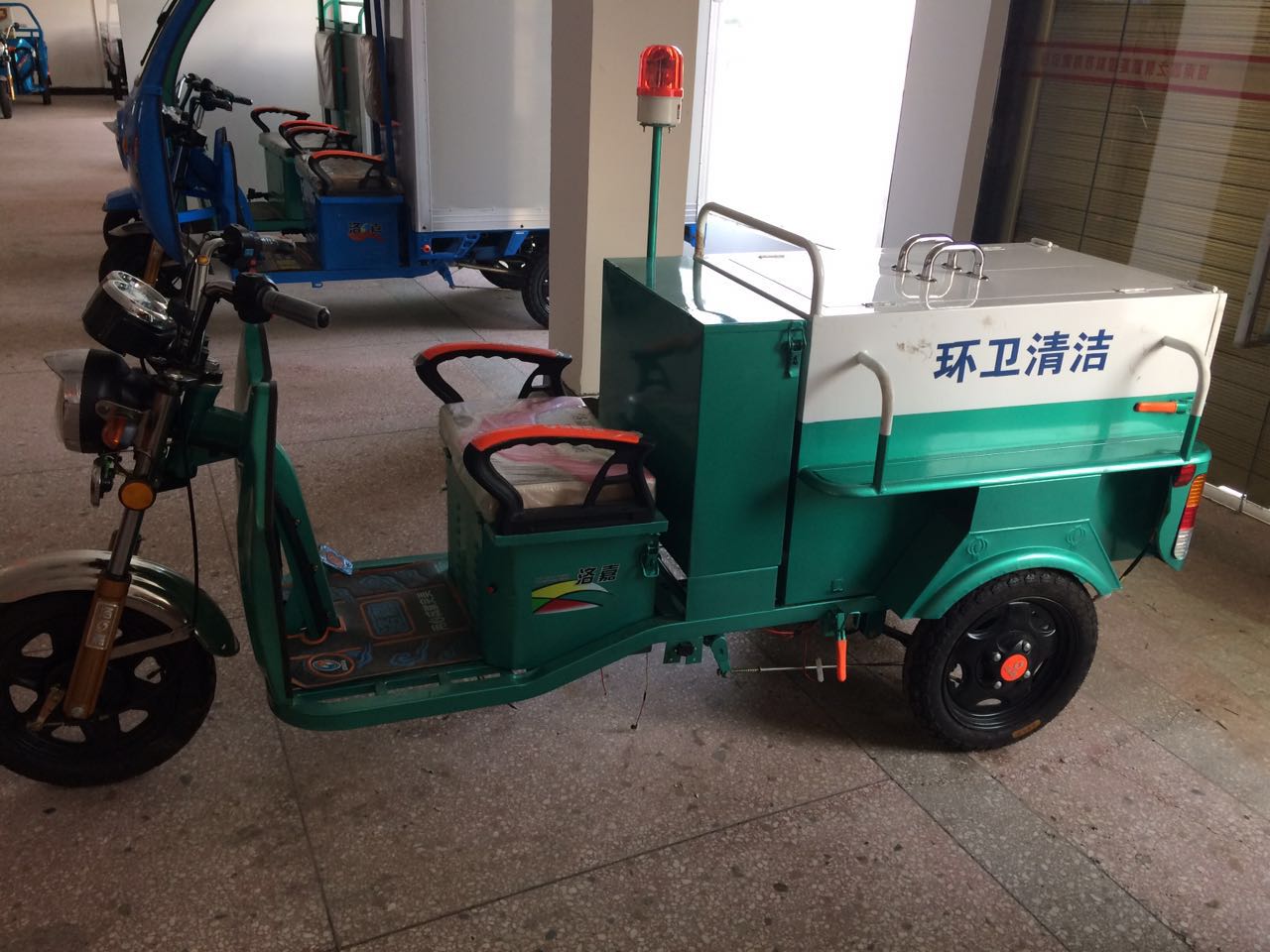 小型電動(dòng)三輪環(huán)衛(wèi)車B1款