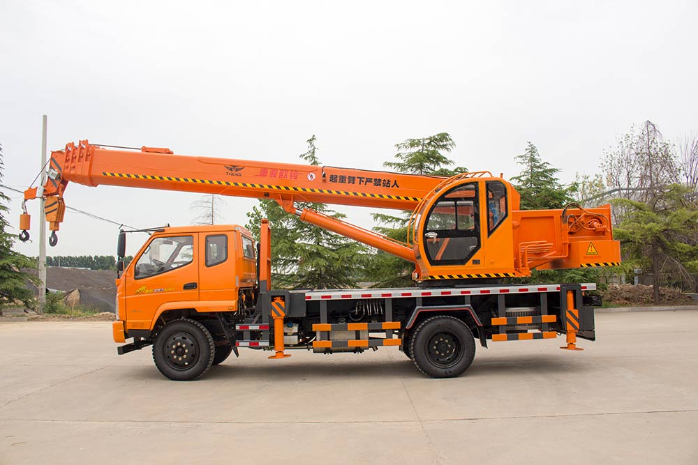 8T吊車山東小型吊車汽車底盤吊車 起重吊車 吊車廠
