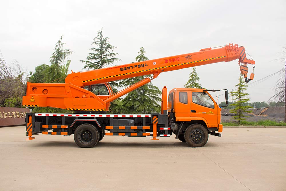 12T吊車 山東小型吊車 汽車底盤 12T吊車山東小型吊車汽車底盤吊 山東小型吊車12T吊車汽車底盤吊