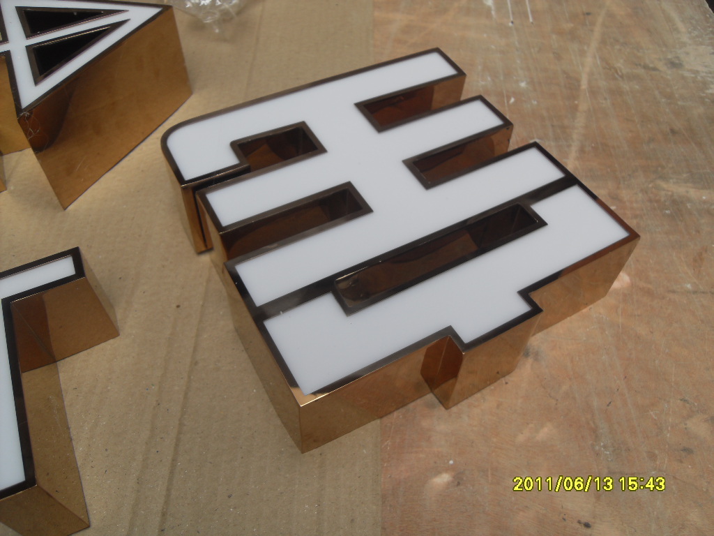 江蘇拉絲鈦金平面字 蘇州精工鍍鈦?zhàn)謴S家