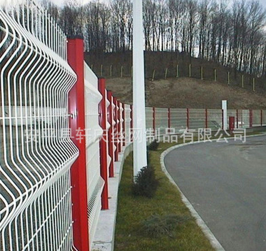 1.8*3m浸塑三角折彎護(hù)欄網(wǎng)，浸塑機(jī)場(chǎng)護(hù)欄網(wǎng)