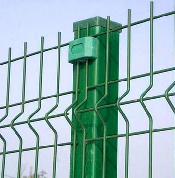 《機場護欄網(wǎng)》安平促銷三角折彎機場護欄網(wǎng)，浸塑折彎護欄網(wǎng)