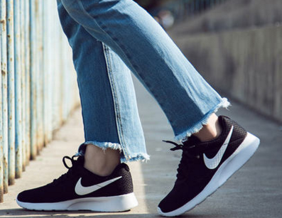 Nike/耐克  黑白運(yùn)動(dòng)跑鞋