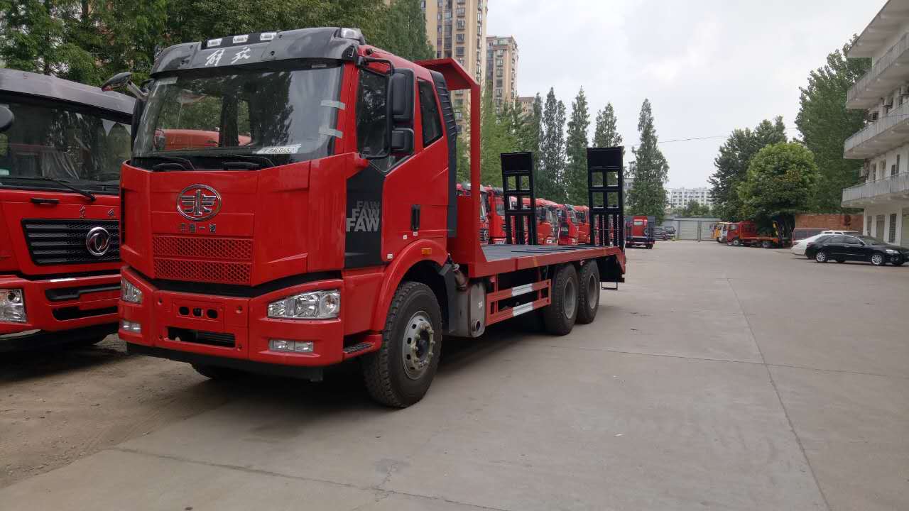 25噸挖掘機(jī)拖板車配置 挖掘機(jī)運(yùn)輸車廠家  挖掘機(jī)拖板車報(bào)價(jià)