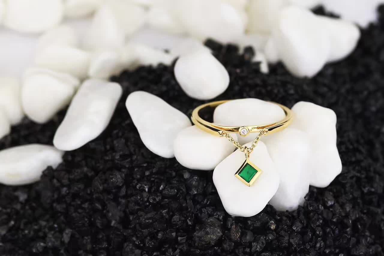 工廠新款18K黃金綠色天然寶石祖母綠鑲嵌鉆石小戒指加工一件代發(fā) 祖母綠鑲嵌鉆石戒指