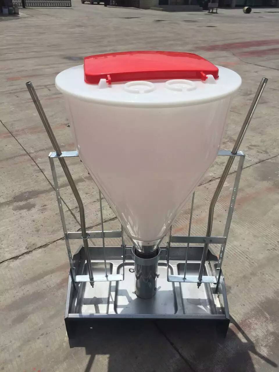 利祥農(nóng)牧供應(yīng)養(yǎng)豬設(shè)備育肥干濕料槽