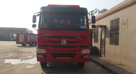 重汽豪沃16噸泡沫消防車
