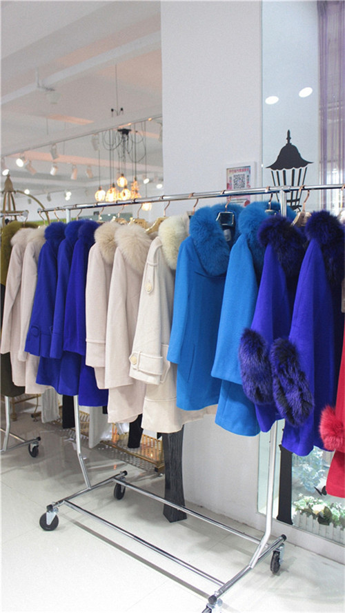 河南哪里有璐語詩羊絨大衣品牌折扣尾貨走份分批發(fā)？