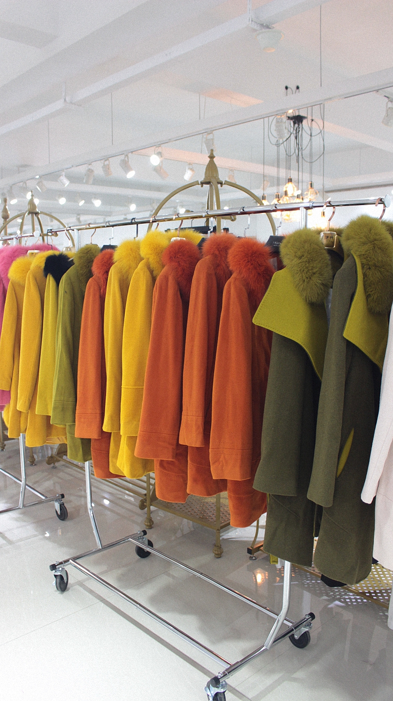 河南哪里有璐語詩羊絨大衣品牌折扣尾貨走份分批發(fā)？