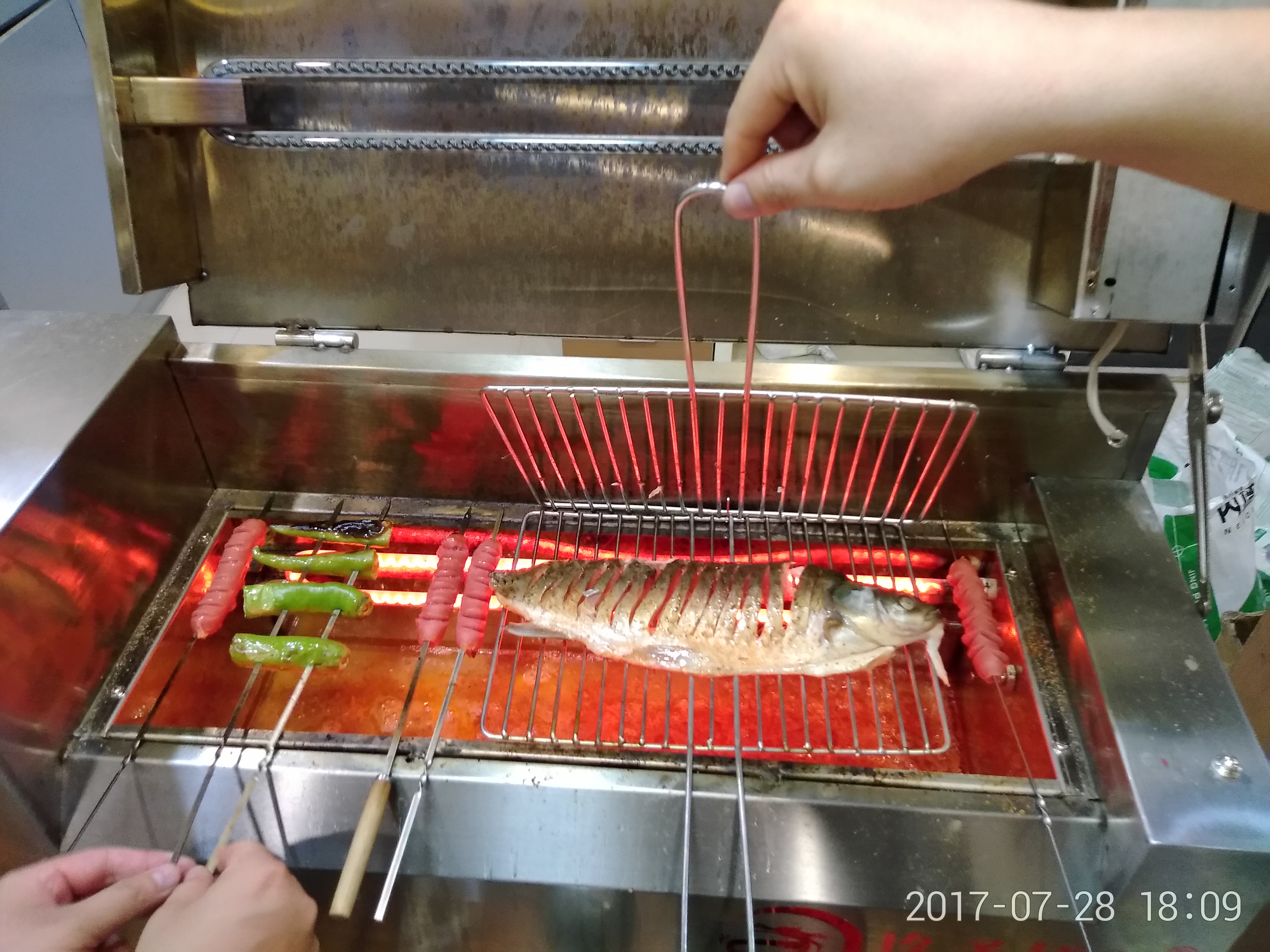 供應(yīng)北京地區(qū)燒烤烤爐烤串爐燒烤機(jī)無煙電燒烤爐烤串爐燒烤機(jī)