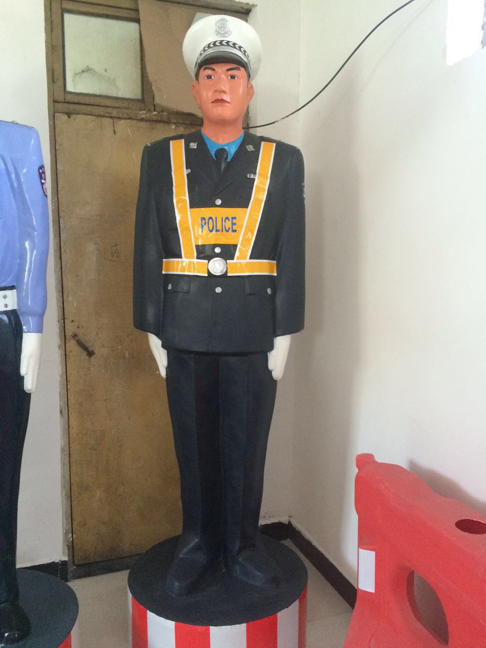 供應(yīng)哈爾濱福州新疆玻璃鋼仿真警察