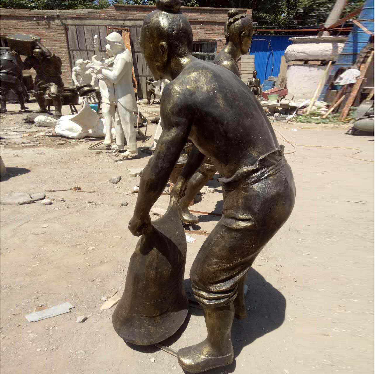 玻璃鋼提麻袋雕塑 提麻袋雕塑人物 農(nóng)耕提麻袋雕塑 提麻袋雕塑擺件 農(nóng)耕文化雕塑