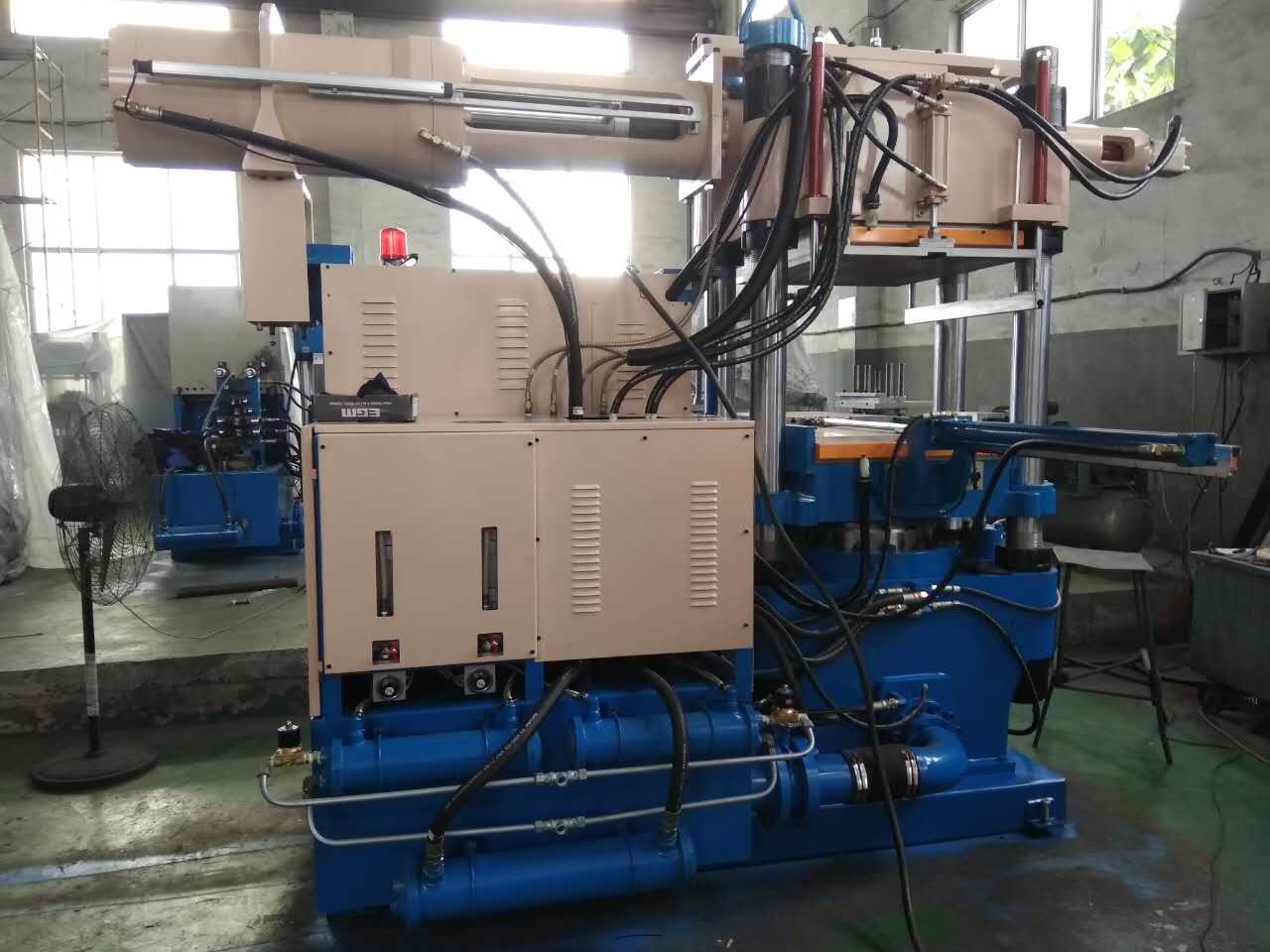 自動橡膠注射機(jī)，大型全自動硅膠射出成型機(jī)，橡膠射出成型機(jī)