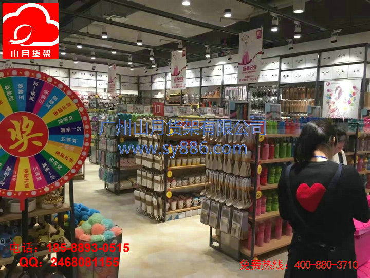 服裝店實拍圖 、熱風貨架、服裝貨