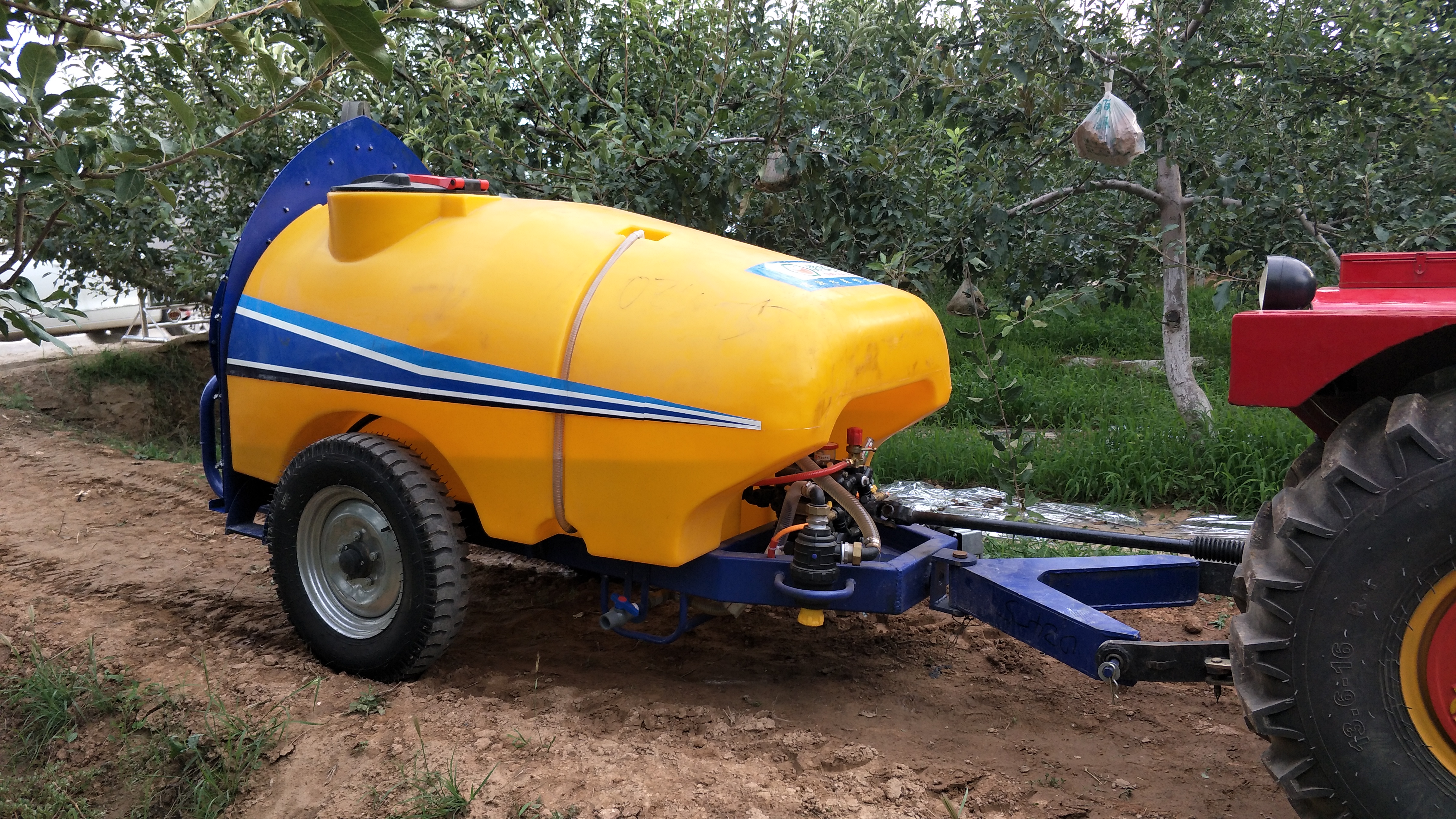 拖拉機牽引式果園噴霧機 拖拉機牽引式果園打藥機 拖拉機牽引式風送果園打藥機 果哈哈牽引式風送果園打藥機