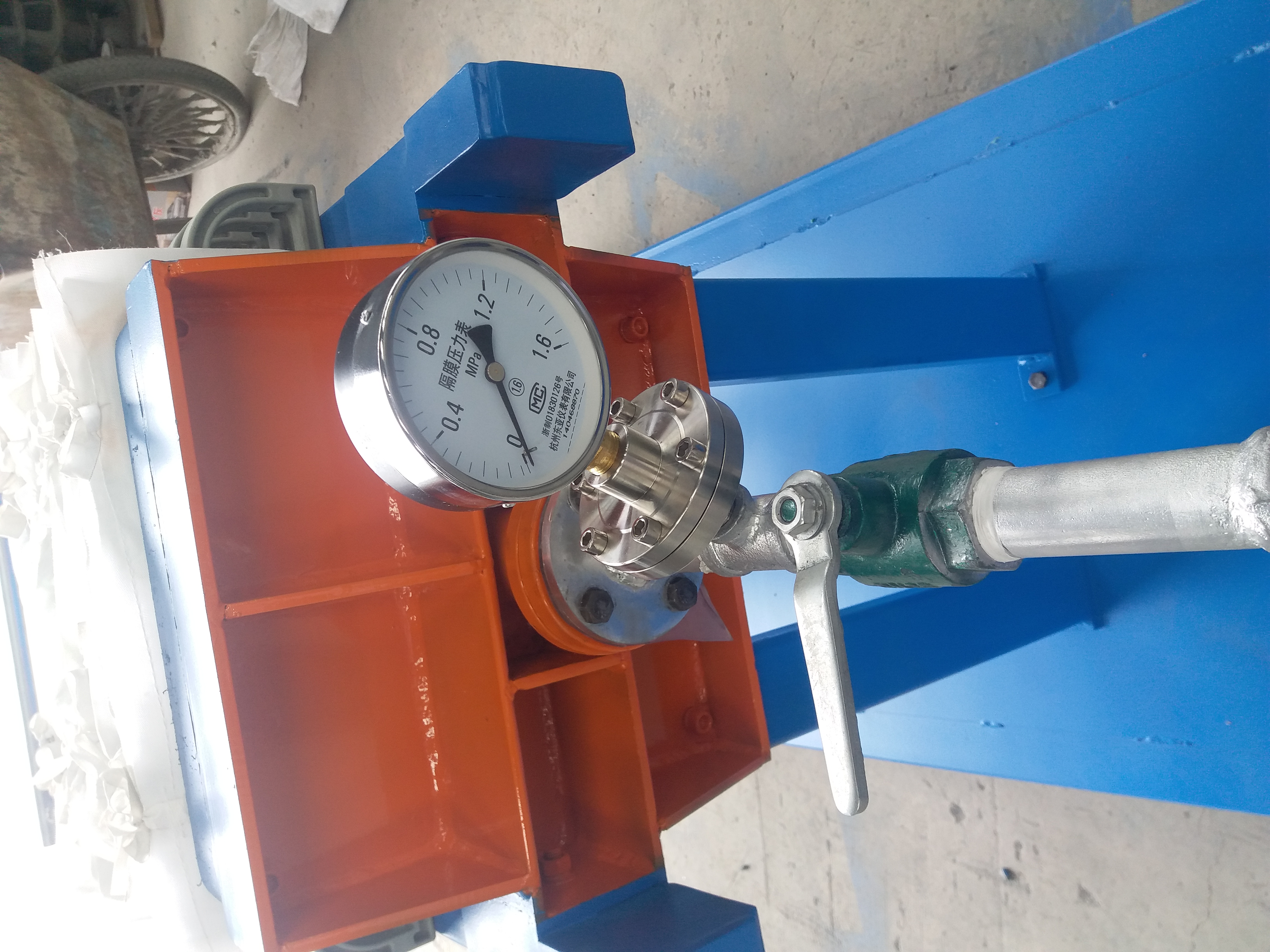 移動(dòng)試驗(yàn)機(jī)管道隔膜壓力表