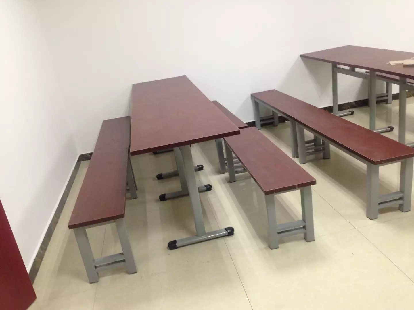 武漢信睦電動(dòng)餐桌廠快餐桌椅批發(fā)出售