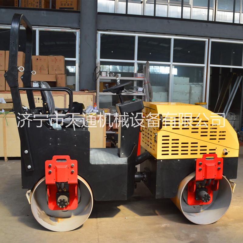 1.5噸駕駛型壓路機