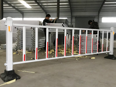 市政交通護欄價格市政隔離欄桿規(guī)格 市政護欄廠家