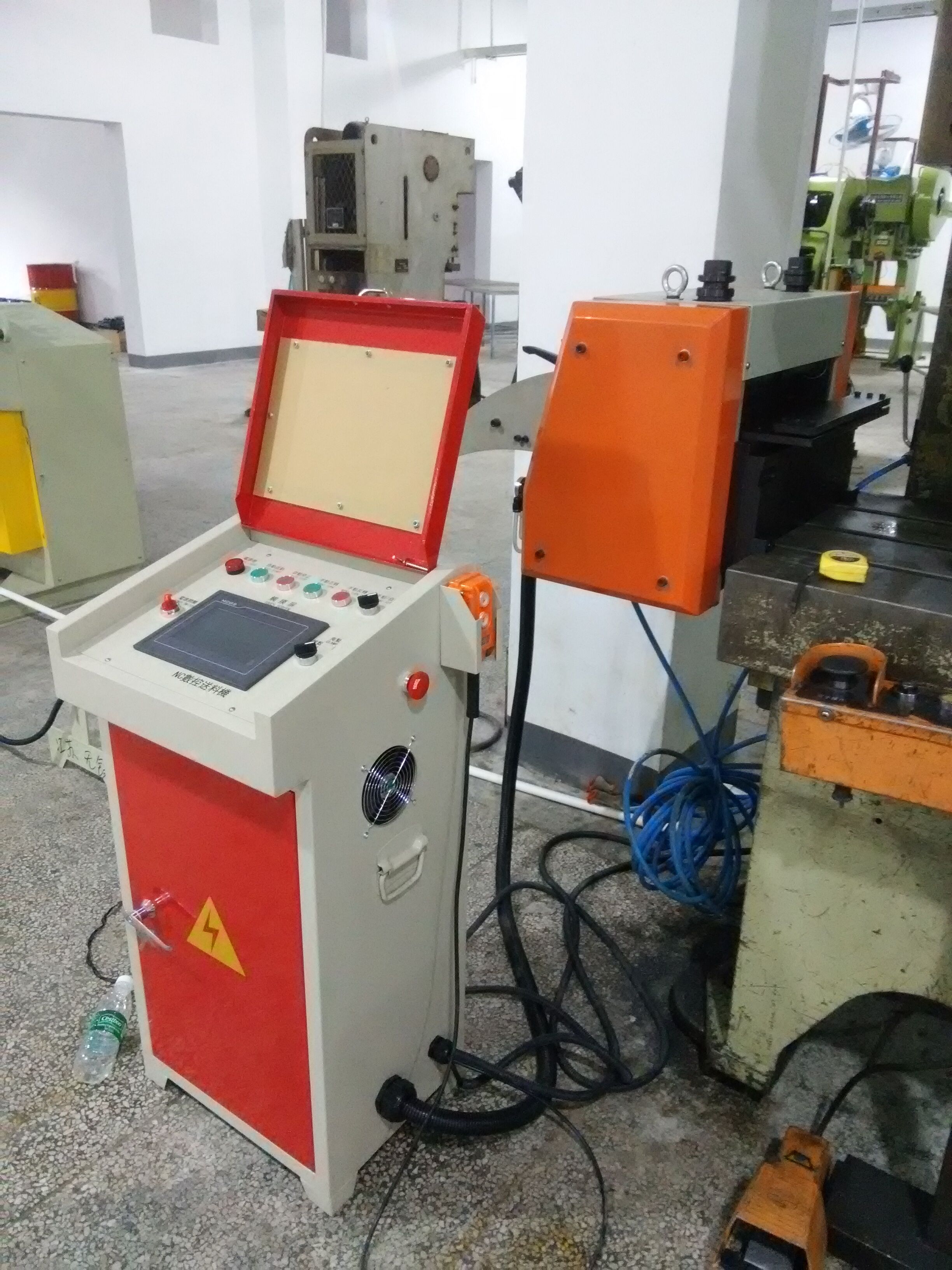 供應(yīng)常州 沖床送料機(jī)  鋼卷伺服沖壓送料機(jī)