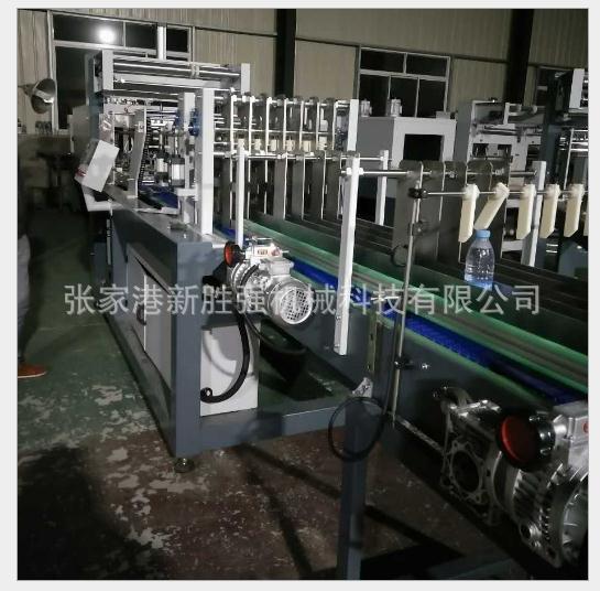 廠家直銷 新勝?gòu)?qiáng) 閘門直線式膜包機(jī) 飲料瓶 自動(dòng)熱收縮膜包機(jī)